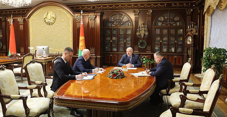 Рецепт мира от Александра Лукашенко, стройка без "говорильни", экспорт, дела военные и обет на Рождество. Подробности недели Президента