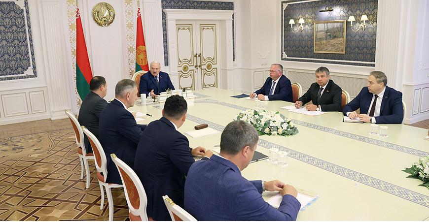 Дело про табак. Зачем Александр Лукашенко собрал совещание по работе табачной отрасли