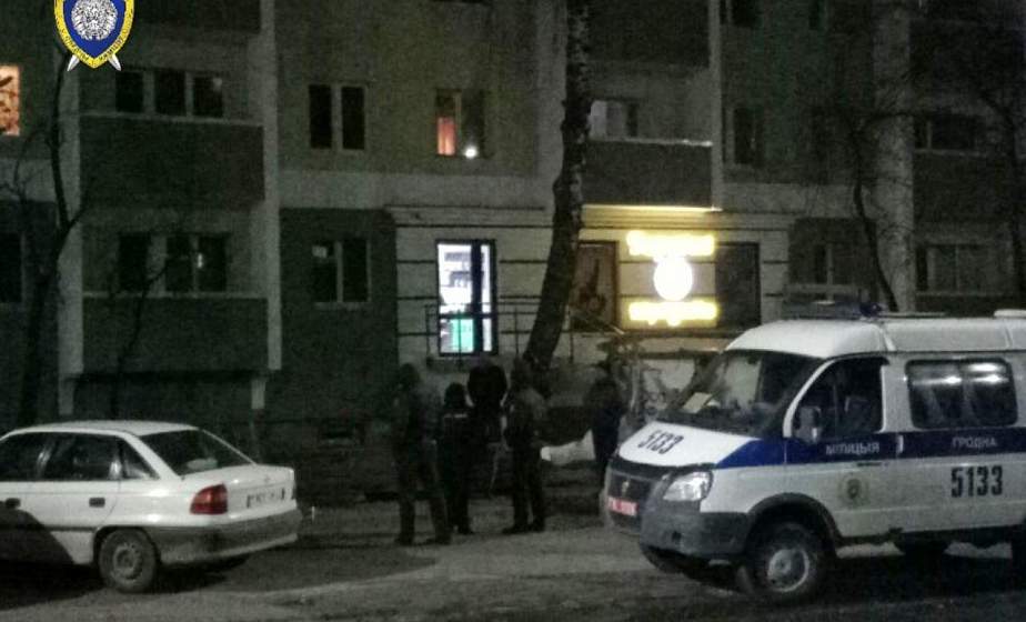 Женщина, придавленная забором в Гродно, все еще в реанимации