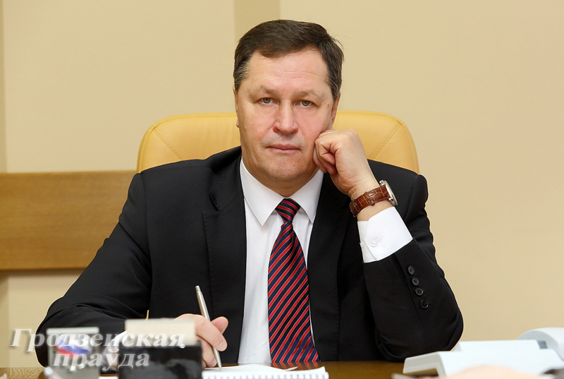 Прямую линию с жителями области провел управляющий делами облисполкома Игорь Попов