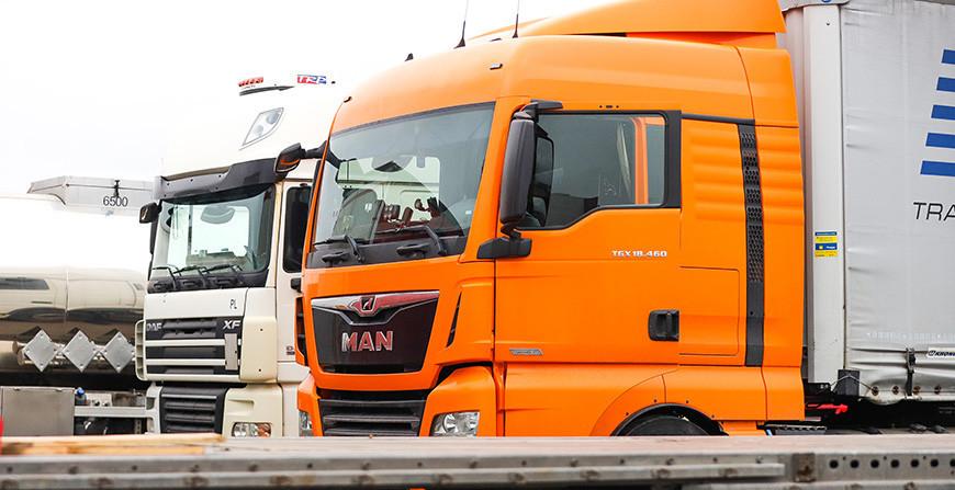 "Десять лет работаю дальнобойщиком, но такого не помню". Что говорят водители о ситуации на границе