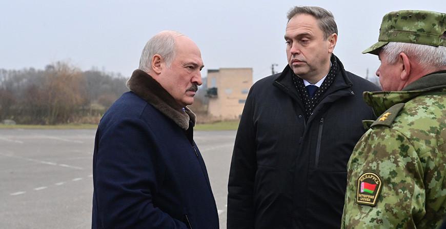 Александр Лукашенко приехал к беженцам в ТЛЦ возле "Брузгов"