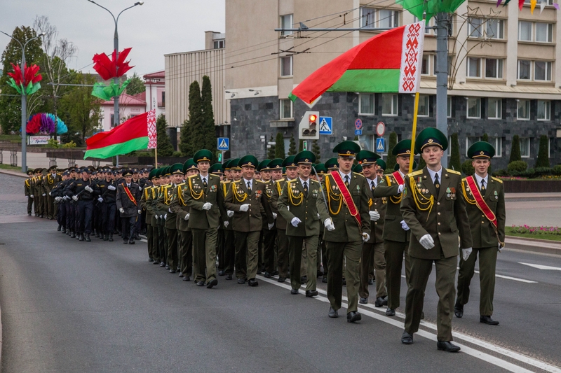 Сотни военных и марш по центру города. В Гродно репетировали парад ко Дню Победы