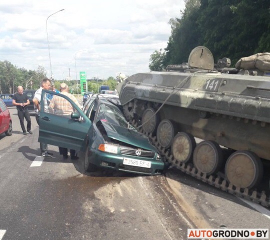 В Гродно БМП столкнулась с легковым автомобилем (+видео)