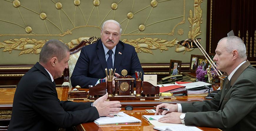 "Важнейший ресурс государства". Александр Лукашенко принял с докладом руководителя общества охотников и рыболовов