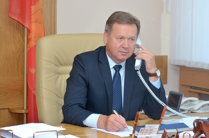 Прямую линию провел председатель областного Совета депутатов Игорь Жук