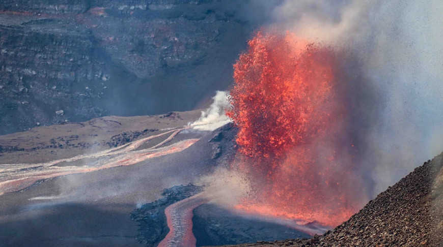 На Гавайях вулкан выпустил фонтаны лавы высотой до 350 м
