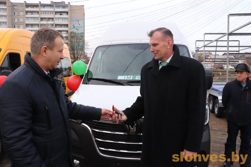 Подарки на колесах. Одиннадцать автомобилей пополнили автопарк социальной сферы Слонимского района