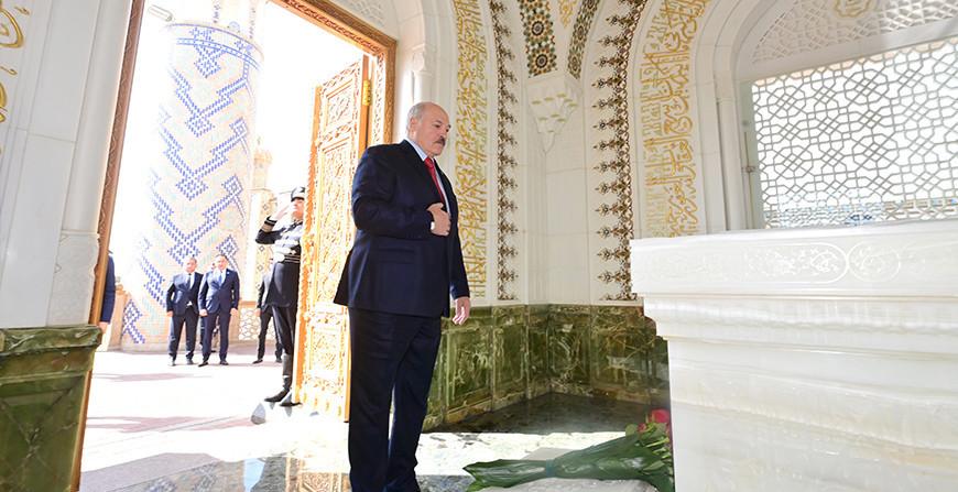Александр Лукашенко в Самарканде посетил мавзолей первого Президента Узбекистана Ислама Каримова