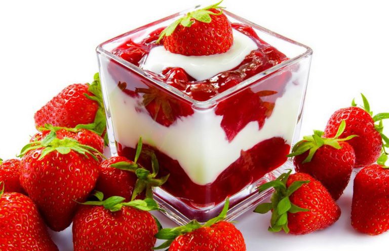 3 простых десерта из клубники для тех, кому лень готовить 