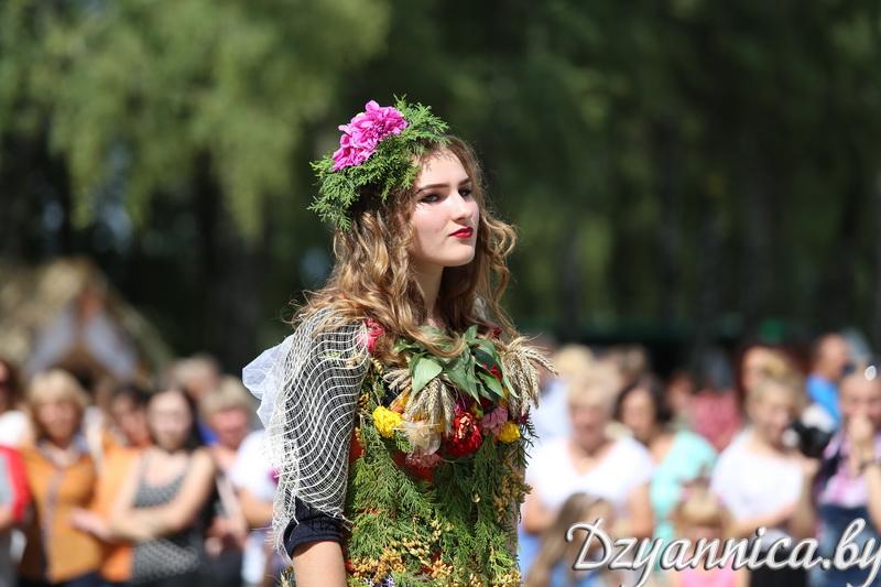 Рябина на бусах и шляпки-венки. На праздник цветов в Желудке приехали сотни гостей