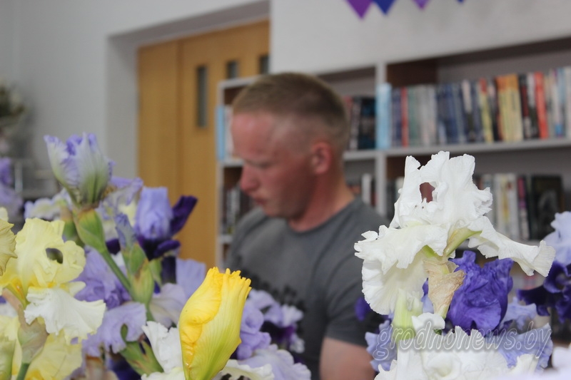 Примерно полторы сотни живых бородатых ирисов: в гродненской библиотеке прошла необычная выставка