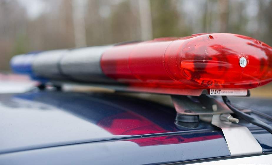 В Ошмянах сотрудники ГАИ помогли достать машину из кювета