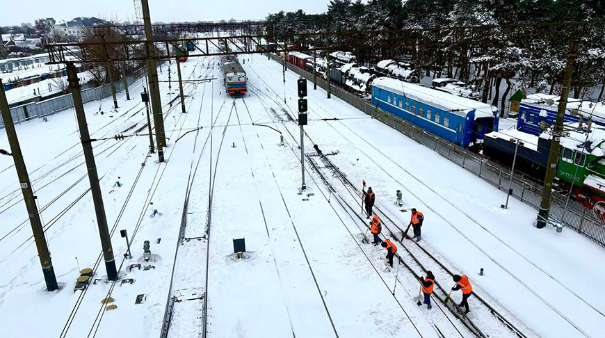 БЖД: Очистка железнодорожных путей и стрелочных переводов от снега проводится круглосуточно 