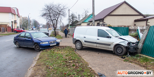 Lada въехала в забор, а Rover уткнулся в пень - последствия аварии на Николаева 