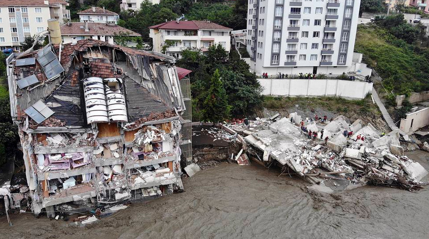 Число жертв наводнения на севере Турции возросло до 57