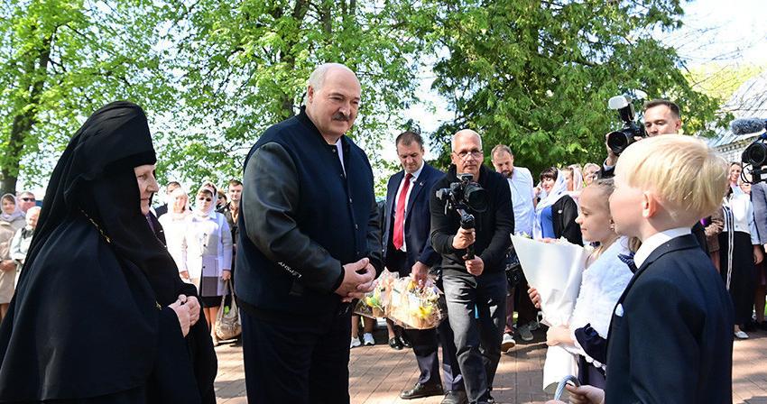 Нагрузка делегатам, "военное время" в полях, воздушная проверка и пасхальная свеча. Итоги недели Президента