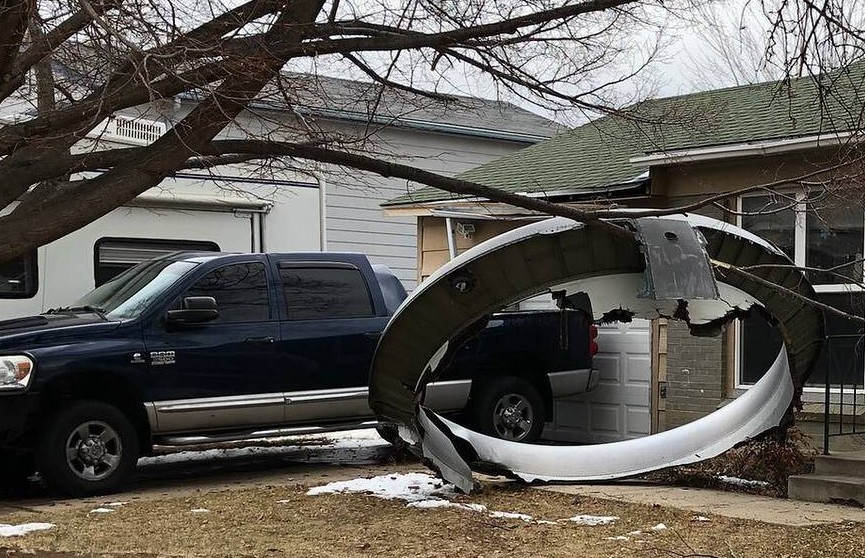 Крупная деталь авиалайнера упала на жилой квартал в США