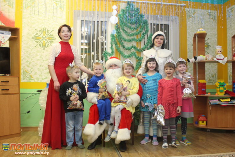 Шчырая цеплыня, гульні і падарункі. Як віншавалі дзетак СПЦ Карэліцкага раёна