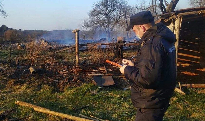 Следователи продолжают работу на месте пожара в Щучинском районе