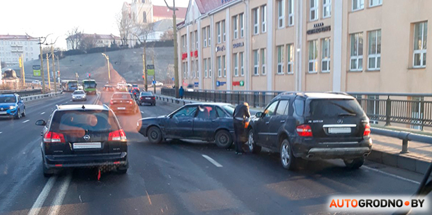 На Старом мосту в Гродно Audi развернуло поперек полосы