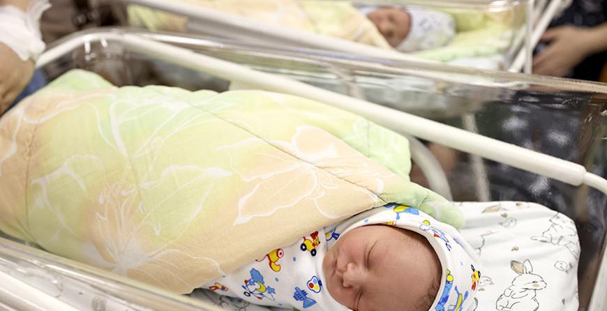 В Беларуси планируют оплачивать отпуск для отцов при рождении ребенка