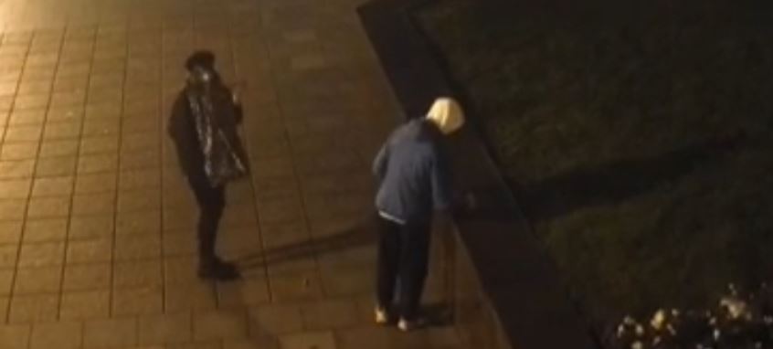 Хотел покрасоваться перед девушкой. В Гродно молодой человек оставил «автограф» на парапете облисполкома (+видео)