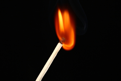 В порыве гнева муж облил супругу бензином и поджег