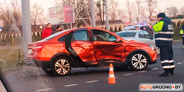 ДТП на улице Суворова в Гродно: Honda Prelude протаранила Lada Vesta
