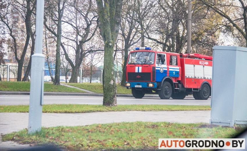 На месте пожара на территории парка боевых машин в Гродно работает комиссия Минобороны