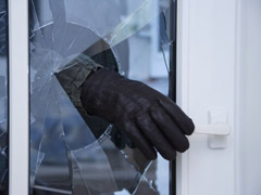 Вор обокрал свадебный салон, оставив уйму следов и мистическое послание