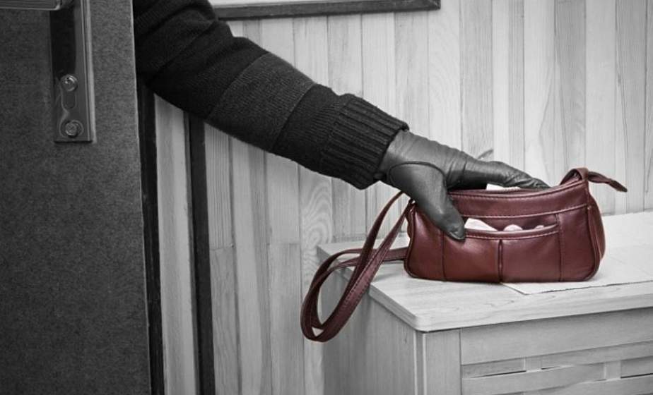 Решил, что женская подходит больше. В Кореличах мужчина украл забытую женскую сумочку