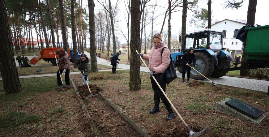 Важные и нужные дела для своей страны. Представители органов госуправления принимают участие в республиканском субботнике
