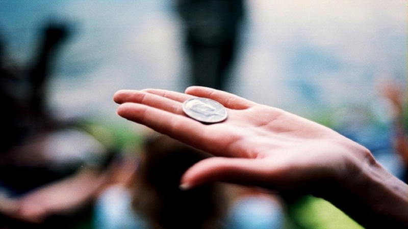 Можно ли поднимать металлические деньги на улице? Что говорят приметы?