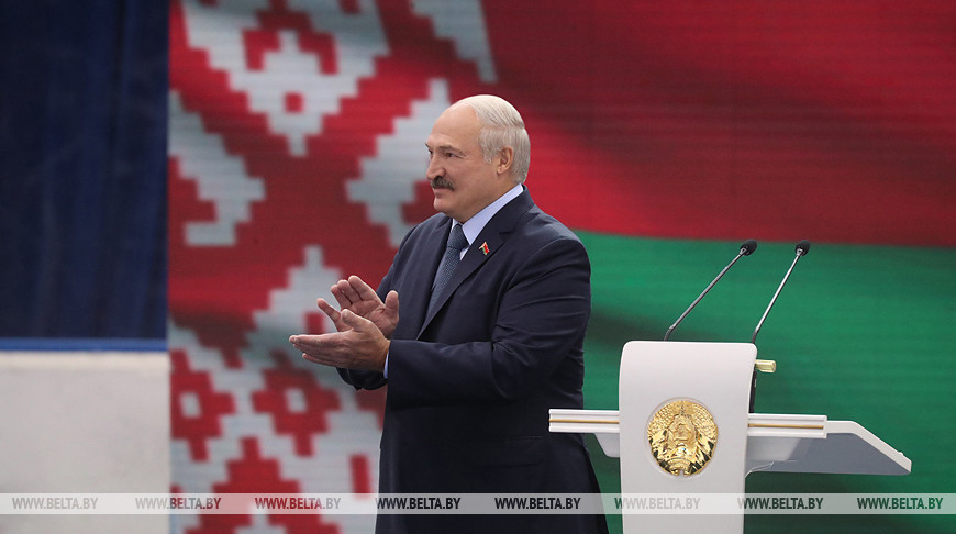 "Состязания верных рыцарей народной игры" - Александр  Лукашенко открыл Рождественский турнир любителей хоккея