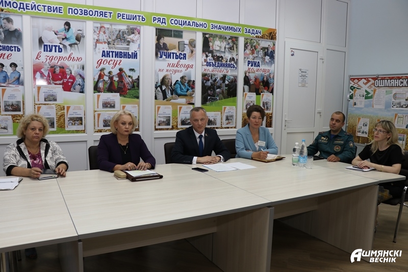 Строительство, ІТ и здравоохранение.Член Совета Республики Национального собрания Беларуси Игорь Гедич втсретился с трудовыми коллективами Ошмянского района