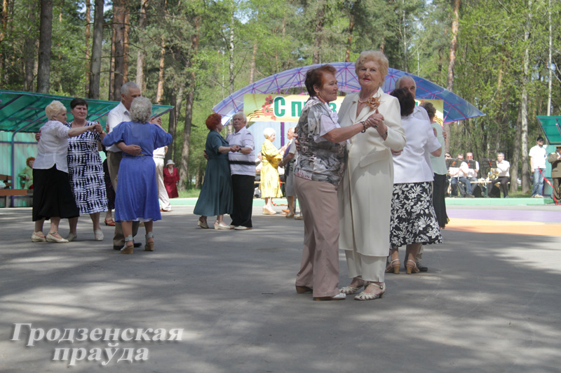 Открылась обновленная танцевальная площадка в Пышках
