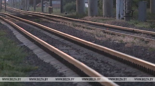 Семь вагонов грузового поезда сошли с рельсов в районе Крупок