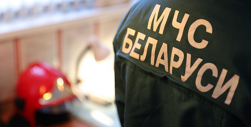 В Гродно спасатели помогли женщине выбраться из смотровой ямы