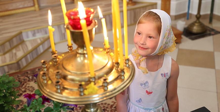 Православные верующие празднуют Успение Пресвятой Богородицы