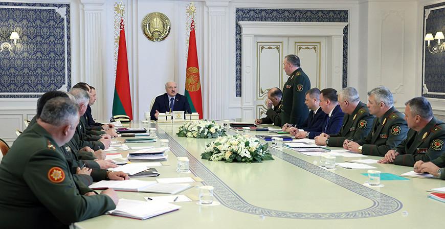 От бронетранспортеров до роботов и ракетного вооружения. Александр Лукашенко раскрыл подробности оснащения войск