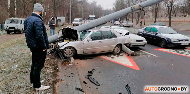 ЧП на Весенней: Mercerdes сбил столб с троллейбусной линией. Общественный транспорт и грузовики не могут проехать