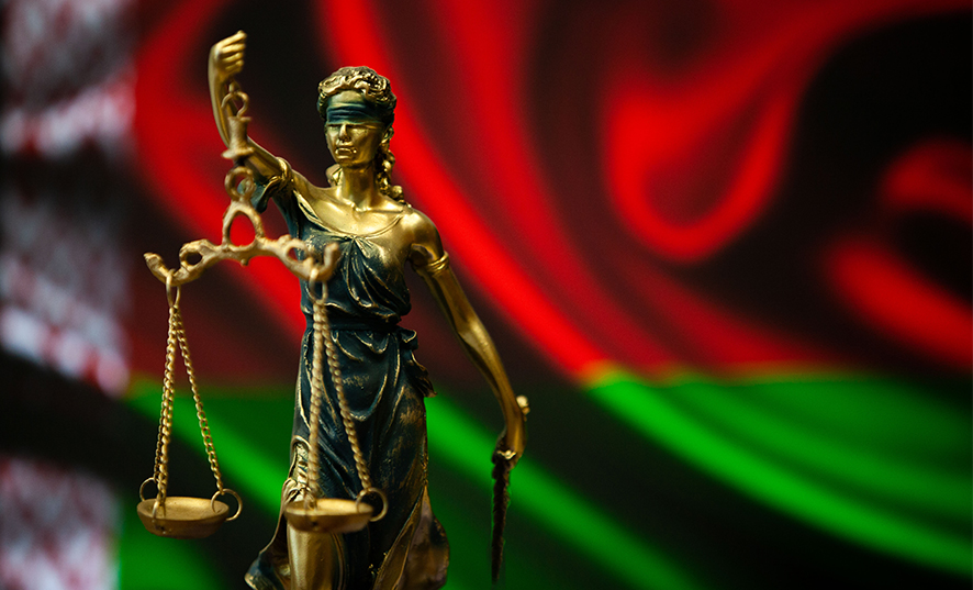 Лидчане получили 2 года и 6 месяцев лишения свободы за фото и видео с госфлагом в непристойном виде