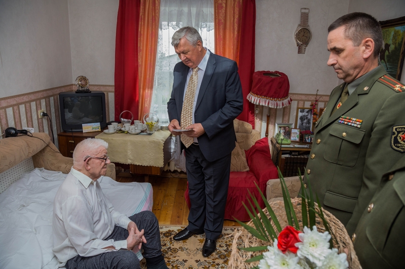 Юбилейную медаль «75 год вызвалення Беларусі ад нямецка-фашысцкіх захопнікаў» вручили ветерану Владимиру Гальцеву