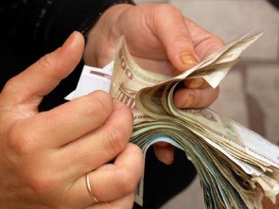 В Ивьевском районе заведующая магазином похищала деньги у односельчан