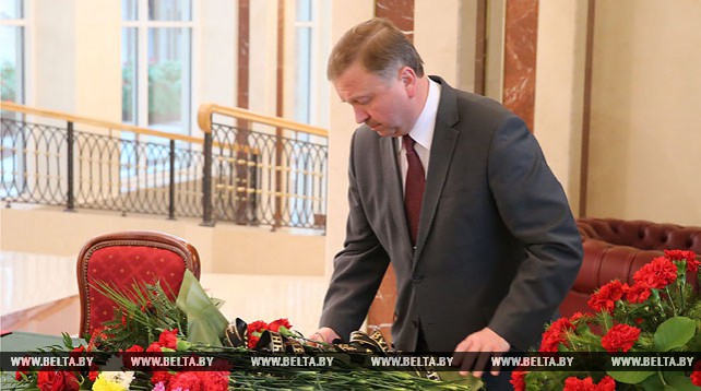Премьер-министр Беларуси Андрей Кобяков оставил запись в Книге соболезнований в связи с катастрофой российского самолета в Египте