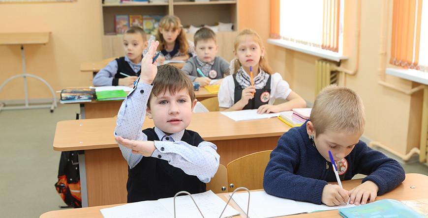 Со следующего учебного года в Беларуси введут второй элемент школьной формы