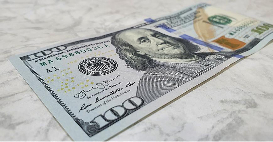Жительница Гродно пыталась обменять в банке поддельные $100