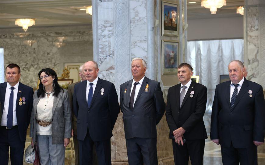 «Большая честь принять награду из рук нашего Президента». Выдающиеся руководители Гродненщины – о присвоении звания заслуженных работников 