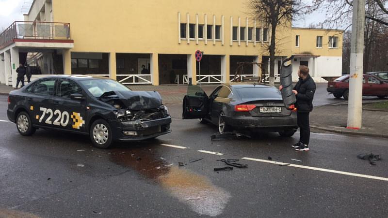 В Лиде водитель такси въехал в поворачивающий автомобиль